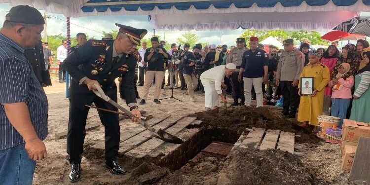 FOTO: RIZAL/MATAKALTENG - Penimbunan tanah ke liang lahat secara simbolis oleh Kapolresta Palangka Raya, Kombes Pol Budi Santosa.