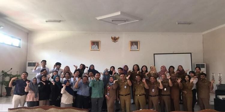 FOTO: ISTIMEWA/MATAKALTENG - Foto bersama antara jajaran FISIP UMPR dan Dinas PMDes Kalteng, usai melaksanakan audiensi.