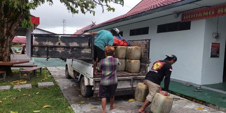 FOTO: RIZAL/MATAKALTENG - Barang bukti tindak pidana penyalahgunaan BBM, pada saat dipindahkan ke Rupbasan.