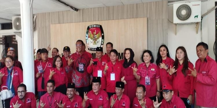 FOTO: RIZAL/MATAKALTENG - Jajaran DPD PDI Perjuangan serta Bacaleg, usai mendaftar ke KPU Kalteng.