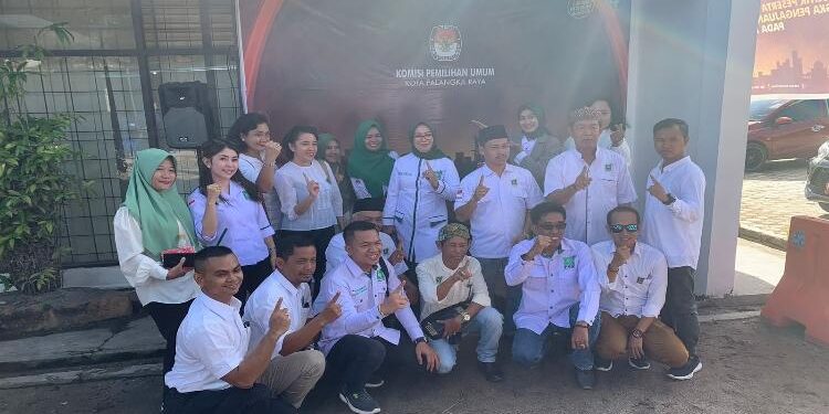FOTO: RIZAL/MATAKALTENG - Jajaran DPC PKB Palangka Raya, usai mendaftar bacaleg di KPU Kota Palangka Raya.