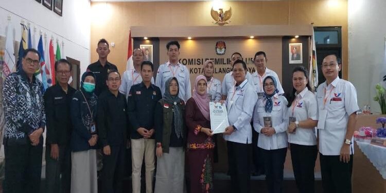 FOTO: RIZAL/MATAKALTENG - Jajaran DPC Perindo Palangka Raya, pada saat menyerahkan berkas pendaftaran bacaleg di KPU Kota Palangka Raya.