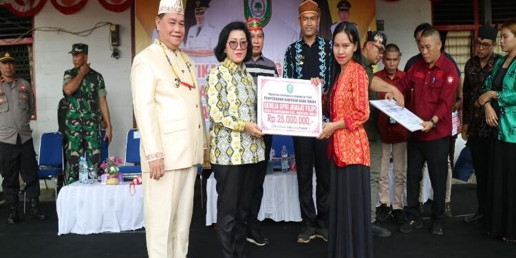 FOTO: ISTIMEWA/MATAKALTENG - Bupati Kotim Halikinnor saat menyerahkan bantuan dana hibah kepada pengurus rumah ibadah, Sabtu 13 Mei 2023.