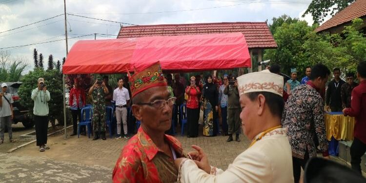 FOTO: ISTIMEWA/MATAKALTENG - Bupati Kotim, Halikinnor, pada saat melantik Damang Kepala Adat Mentaya Hulu, Sabtu 13 Mei 2023.
