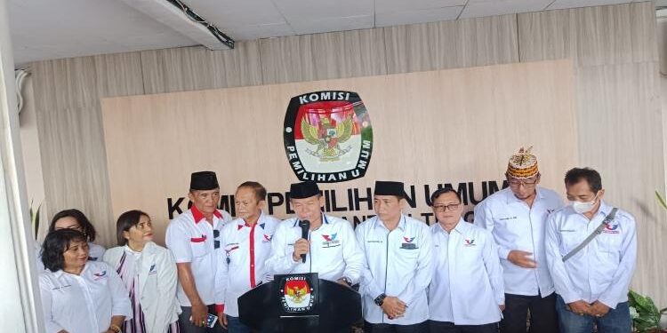 FOTO: RIZAL/MATAKALTENG - Ketua DPW Perindo Kalteng, Sengkon, pada saat menyampaikan press release.