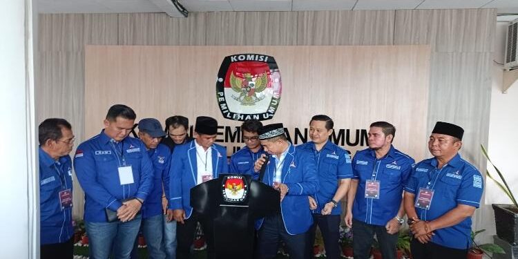 FOTO: RIZAL/MATAKALTENG - Sekretaris DPD Demokrat Kalteng, Junaidi, pada saat menyampaikan press release usai mendaftarkan Bacaleg.