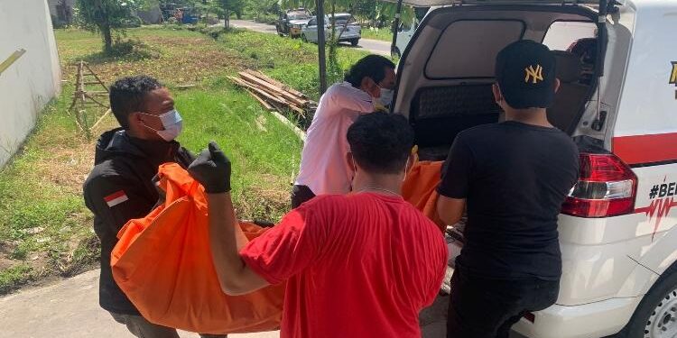 FOTO: RIZAL/MATAKALTENG - Tim Emergency Response Palangka Raya, pada saat mengevakuasi jasad korban ke RSUD dr. Doris Sylavnus Palangka Raya, untuk dilakukan visum.