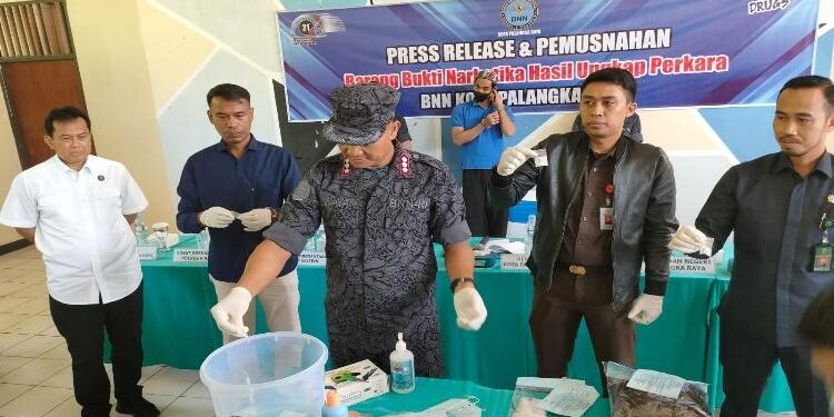 FOTO: RIZAL/MATAKALTENG - Kepala BNNK Palangka Raya Kombes Pol I Wayan Korna, pada saat memusnahkan barang bukti sabu.