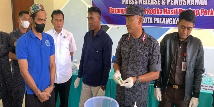 FOTO: RIZAL/MATAKALTENG - Terduga pelaku, pada saat menyaksikan pemusnahan barang bukti sabu - sabu.