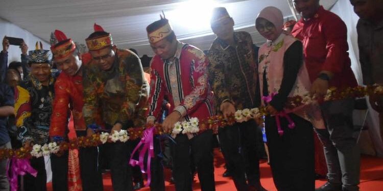 FOTO: VI/MATAKALTENG - Pembukaan secara resmi Kalteng Expo Tahun 2023 yang digelar di Area Pameran Temanggung Tilung.