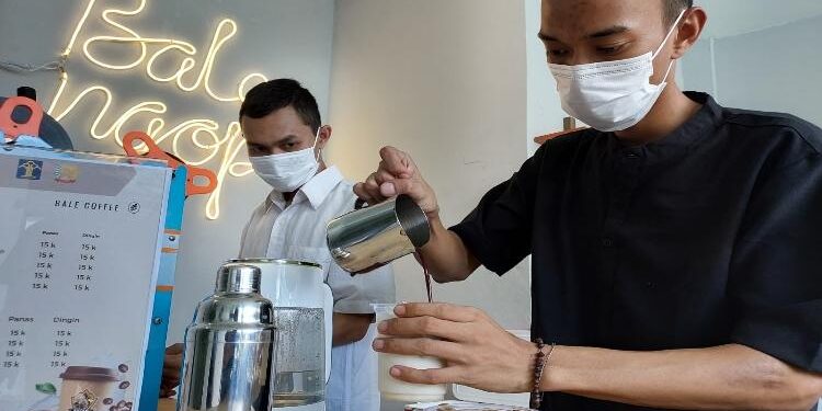 FOTO: RIZAL/MATAKALTENG - Salah seorang WBP, pada saat menjadi barista di Bale Ngopi Rutan Palangka Raya.