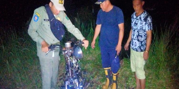 FOTO: RIZAL/MATAKALTENG - Petugas DPKP Kota Palangka Raya, pada saat mengevakuasi sepeda motor korban.