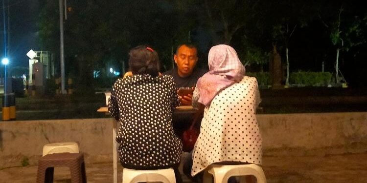 FOTO: RIZAL/MATAKALTENG - Korban pada saat melapor ke Ketua Tim Virtual Police, Bidhumas Polda Kalteng, Ipda H. Shamsuddin.