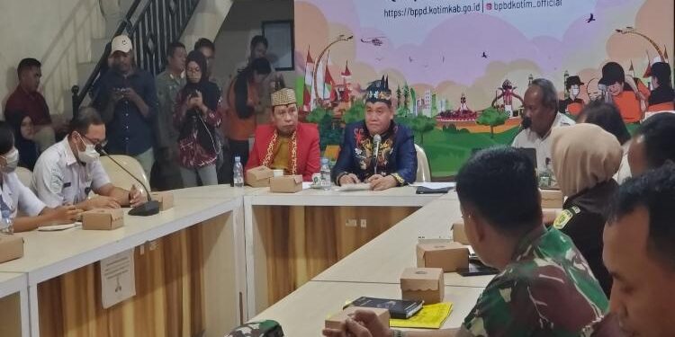 FOTO: DEVIANA/MATAKALTENG - Bupati Kotim, Halikinnor, pada saat memimpin rapat persiapan penetapan status siaga darurat karhutla, Selasa 23 Mei 2023.