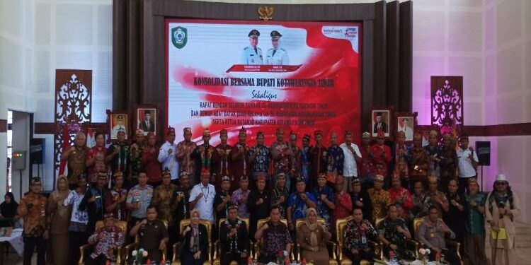FOTO: DEVIANA/MATAKALTENG - Bupati Kotim, Halikinnor dan pejabat lainnya, saat bersama damang se Kotim, Selasa 23 Mei 2023.