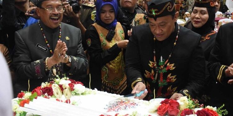 FOTO: VI/MATAKALTENG - Wakil Gubernur Kalteng, Edy Pratowo bersama Sekda Kalteng, Nuryakin, pada saat memotong kue HUT ke-66 Kalteng.