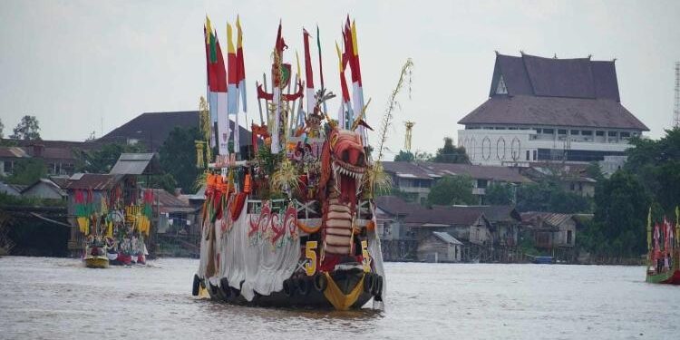 FOTO: VI/MATAKALTENG - Salah satu peserta perahu hias.