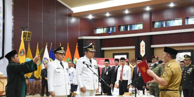 FOTO: VI/MATAKALTENG - Pelantikan dua Penjabat Bupati Kabupaten Barsel dan Kobar, oleh Gubernur Kalteng, Sugianto Sabran.