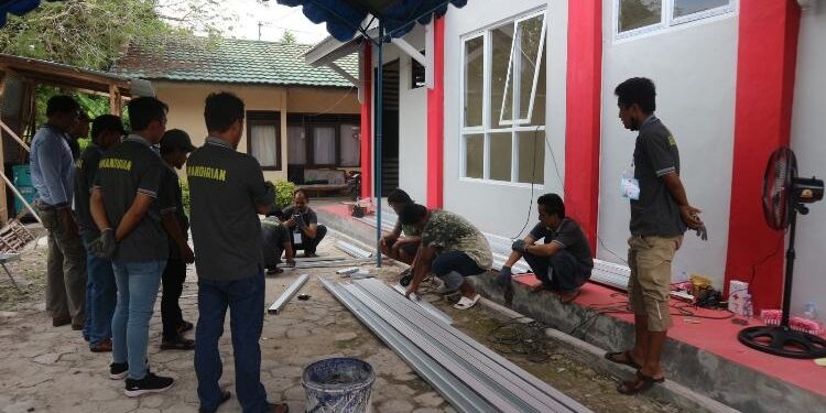 FOTO: RIZAL/MATAKALTENG - Kepala Bapas Kelas I Palangka Raya, Dwi Santosa, bersama jajaran, pada saat menyaksikan para klien dewasa yang mengikuti pelatihan kemandirian.