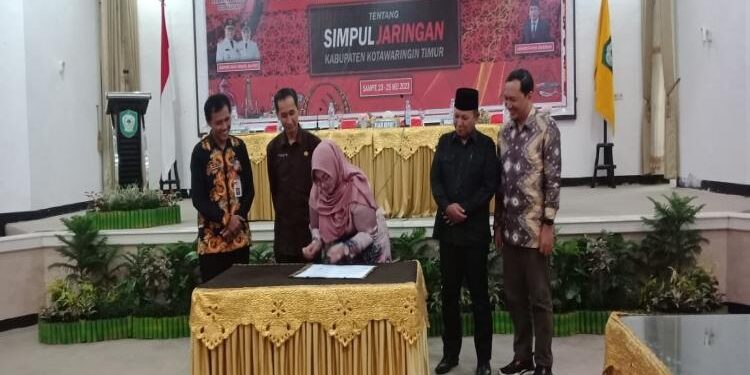 FOTO: DEVIANA/MATAKALTENG - Wakil Bupati Kotim Irawati saat menandatangani nota kesepakatan tentang penyelenggaraan, pemanfaatan dan informasi geospasial, Kamis 25 Mei 2023.