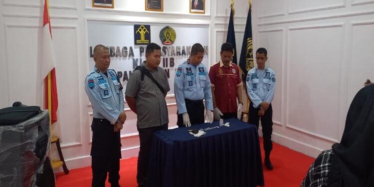 FOTO: HUMAS LAPAS/MATAKALTENG - Kepala Lapas Kelas IIB Pangkalan Bun, Doni Hadriansyah, pada saat menggelar press release.