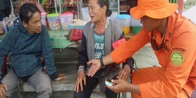 FOTO: RZL/MATAKALTENG - Salah seorang korban, pada saat dilakukan pemeriksaan kesehatan oleh petugas gabungan.