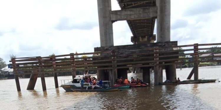 FOTO : IST/MATAKALTENG - Suasana saat tim gabungan melakukan penyisiran sungai pencarian korban. 