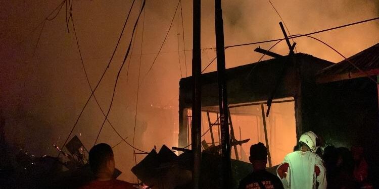FOTO: RZL/MATAKALTENG - Petugas pemadam kebakaran, pada saat berjibaku memadamkan api.