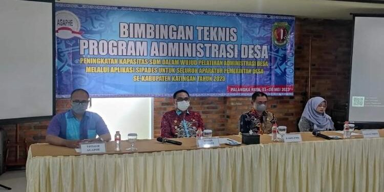 FOTO: IST/MATAKALTENG - Wakil Bupati Katingan, Sunardi N.T Litang saat menghadiri sekaligus membuka kegiatan Bimtek Aplikasi SIPADES Se-Kabupaten Katingan.