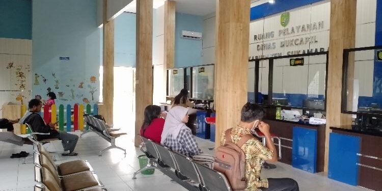 Foto: AKH/MAKA - Pelayanan di Dinas Dukcapil Sukamara.