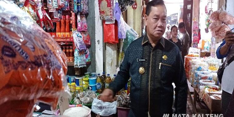 FOTO : DOK DEVIANA/MATAKALTENG - Bupati Kotim, H Halikinnor saat memantau harga bahan pangan di PPM, beberapa waktu lalu. 