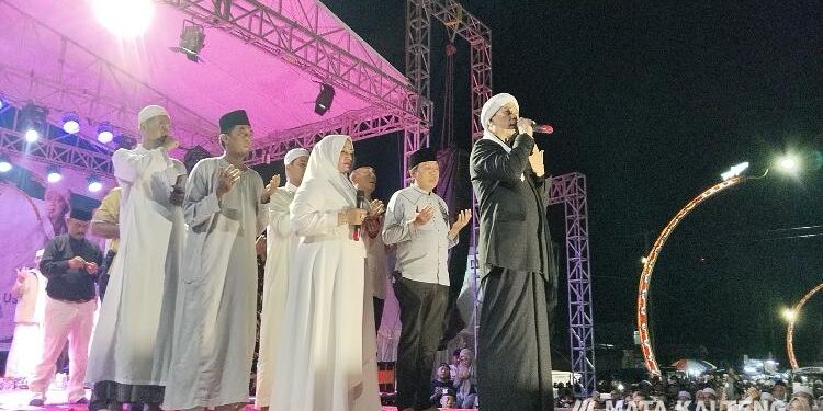 FOTO: AGUS/MATA KALTENG - Wakil Bupati Kotim, Irawati saat memberikan sambutannya pada acara Kotim bersholawat dan halal bihalal di Terowongan Nur Mentaya Sampit, Minggu, 30 April 2023 malam. 