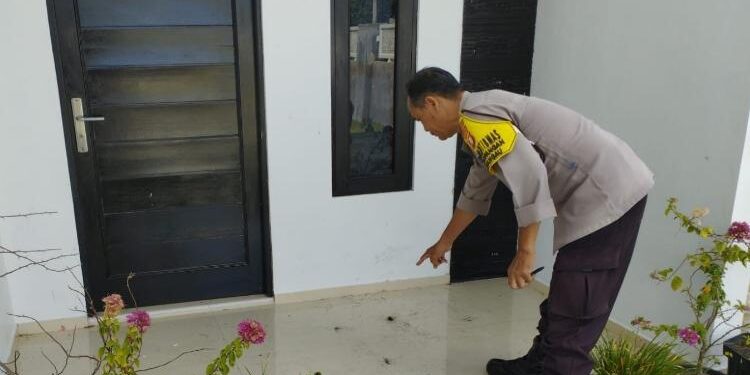FOTO: HUMAS POLRESTA/MATAKALTENG - Personel Polsek Sabangau, pada saat menunjukkan barang bukti.