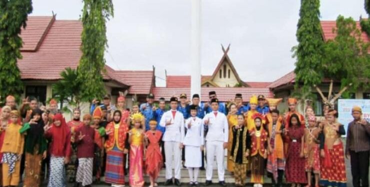 FOTO : DISDIK/MATA KALTENG - Plt Kepala Disdik Kotim Irfansyah (tengah) bersama petugas upacara Hardiknas di halaman kantor Disdik Kotim, 2 Mei 2023.
