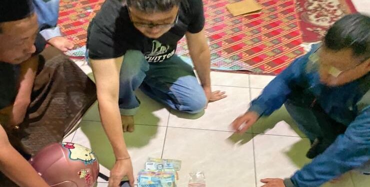 FOTO : IST/MATA KALTENG - Terlihat Kasat Narkoba Polres Kotim AKP Bagus Winarmoko saat meringkus pelaku saat di rumahnya.