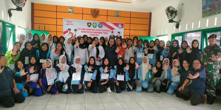 FOTO : IST/MATAKALTENG - Peserta calon Paskibraka saat bersama Wakil Bupati Kotim Irawati usai melaksanakan tes urine, Rabu 20 April 2023.