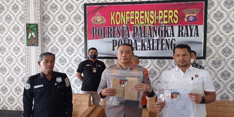 FOTO: RIZAL/MATAKALTENG - Kapolresta Palangka Raya, Kombes Pol Budi Santosa, pada saat menunjukkan barang bukti.