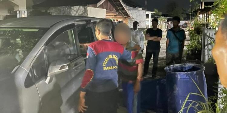 FOTO: ISTIMEWA/MATAKALTENG - Petugas Polresta Palangka Raya, pada saat mengamankan pelaku di kediamannya.