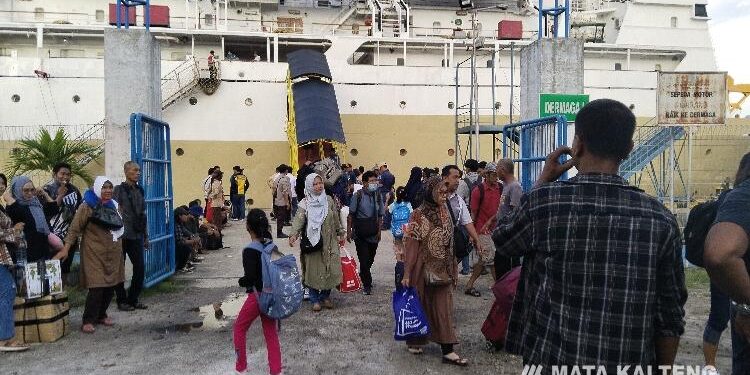 FOTO: AGUS/MATA KALTENG - Para pemudik dari Jawa yang kembali di Pelabuhan Sampit, Rabu 3 Mei 2023 sore.