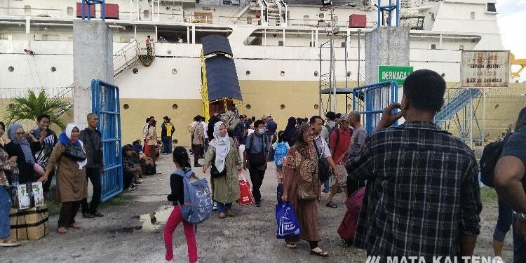 FOTO: AGUS/MATA KALTENG - Para pemudik dari Jawa yang kembali di Pelabuhan Sampit, Rabu 3 Mei 2023 sore. 