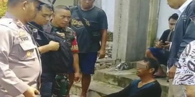 FOTO: AGUS/MATA KALTENG - Pelaku saat diamankan di Petugas Polsek Baamang dan warga, Rabu 3 Mei 2023.