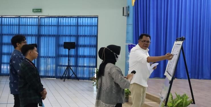 FOTO : IST/MATAKALTENG - Kepala Dinas Perikanan dan Kelautan Kalteng Darliansjah (baju putih) saat memberikan paparan pada kuliah umum di Kampus IPB, Rabu 3 Mei 2023.