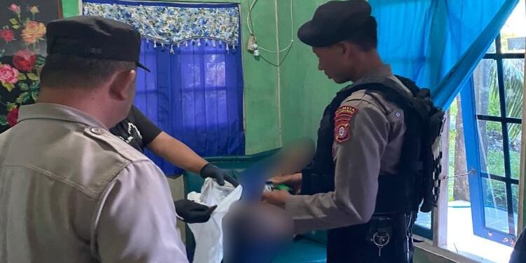FOTO: RIZAL/MATAKALTENG - Personel Polresta Palangka Raya, pada saat hendak mengevakuasi korban.