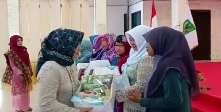 FOTO : AKH/MATAKALTENG - Pemberian hadiah bagi lomba kebaya terbaik