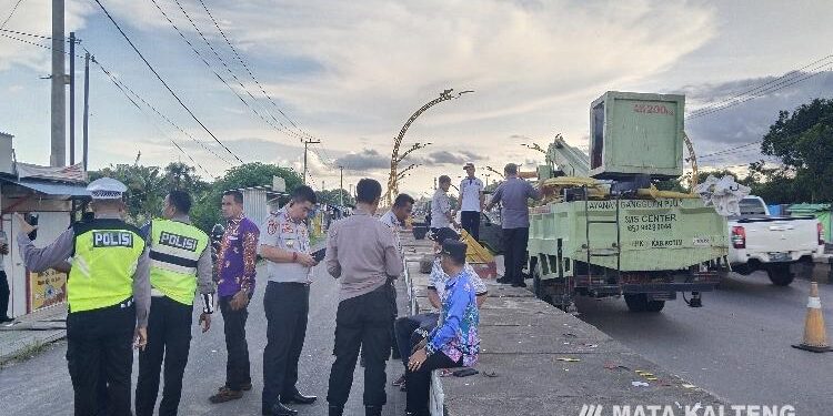 FOTO: AGUS/MATA KALTENG - Tiang Terowongan yang tumbang dmakibatm fggtersenggol truk bermuatan pasir saat, Kamis 4 Mei 2023.
