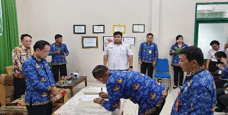 FOTO : ANR/MATAKALTENG - Bupati Katingan Sakariyas, menyampaikan sambutan pada kegiatan Serah Terima Jabatan Kepala DLH Katingan.