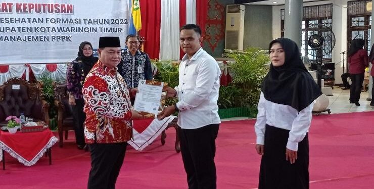 FOTO : DOK DEVIANA/MATAKALTENG - Bupati Kotim Halikinnor saat menyerahkan SK pengangkatan PPPK, 27 April 2023.