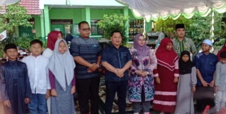 FOTO : DOK DEVIANA/MATAKALTENG - Bupati Kotim Halikinnor dan wakilnya Irawati saat bersama guru dan siswa SDN 1 MB Hulu.