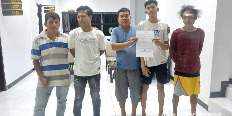 FOTO: IST/MATA KALTENG - Kedua kelompok pemuda yang terlibat perkelahian di Terowongan Nur Mentaya saat berdamai di Kantor Polsek Baamang. 