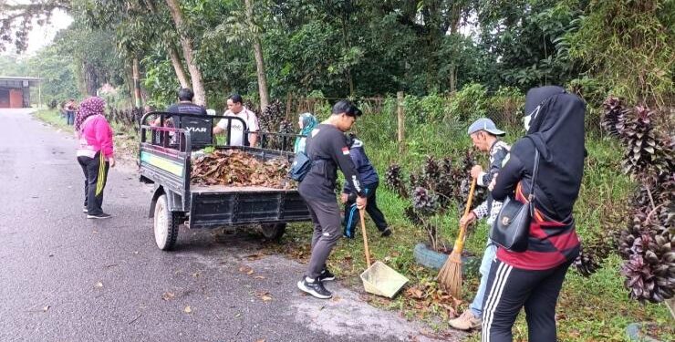 FOTO : IST/MATAKALTENG - Kerja bakti oleh pemerintah Kecamatan Mentawa Baru Ketapang, Jumat 5 April 2023.